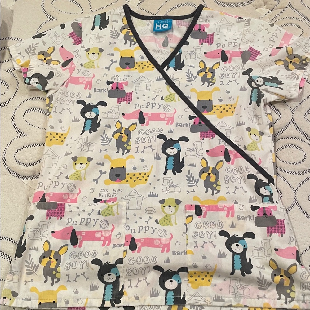 Puppy print scrub HQ top with front pockets and side slit